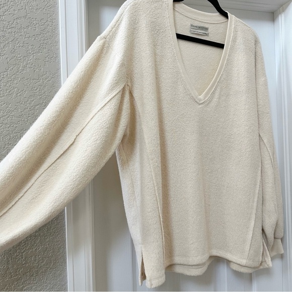 Urban Outfitters UO Lillu V-Neck Pullover Top Cozy Sweater Oversize Cream Small - Picture 4 of 10